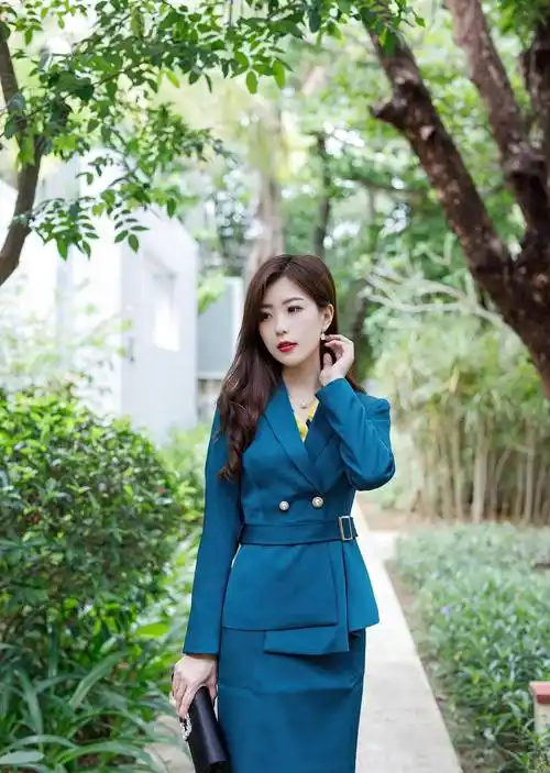 身穿时尚西服套装,高级感十足,散发着职场白领范儿_姐姐_职业装_西装