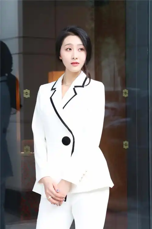 钱璇亮相时装周 简约大方知性优雅