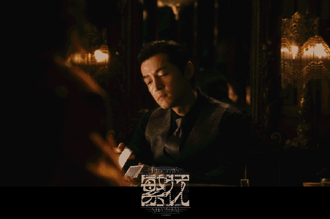 净看胡歌穿西装照镜子了