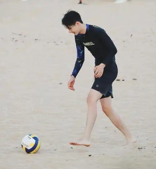 王一博的身材被低估了冲浪造型展现真实线条难怪穿啥都这么帅