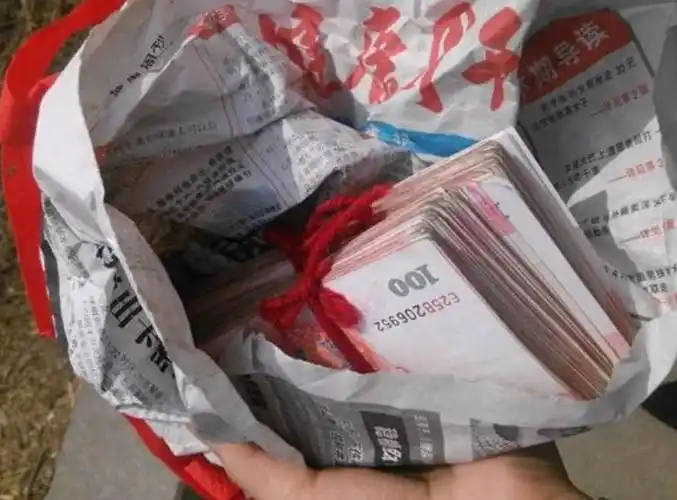 乞丐在街头捡到一袋钱,在还给失主时竟被说少了一万,他「一个动作」让