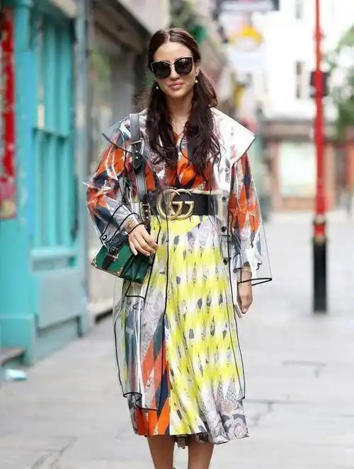 原创雨衣外穿这么好看今年流行的pvc塑料衣时髦有个性