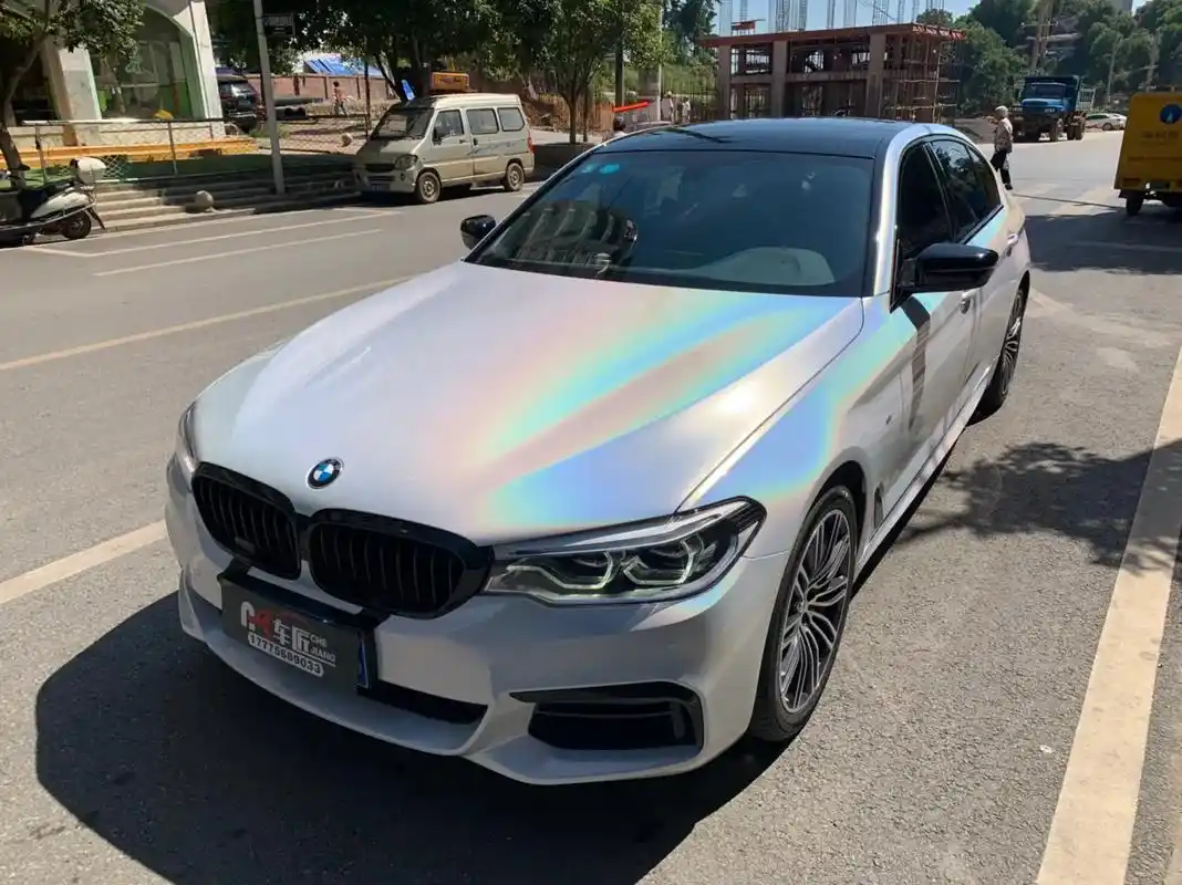 宝马530 白贴白 七彩镭射白 不用备案#车身改色贴膜 #改 - 抖音