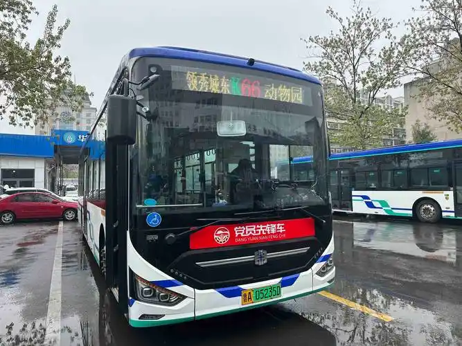 济南公交首批100辆党员先锋车亮相泉城街头