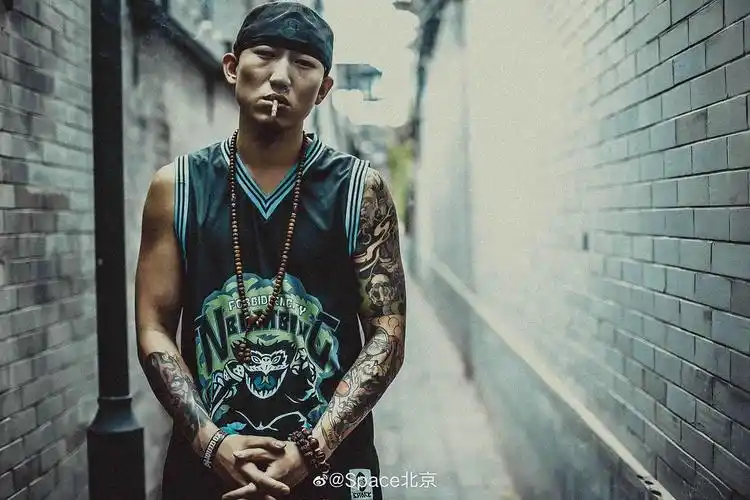 水一个,点击就看硬核服装模特黄硕叔叔