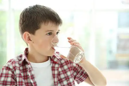 男孩喝水图片-男孩喝水素材-男孩喝水插画-摄图新视界