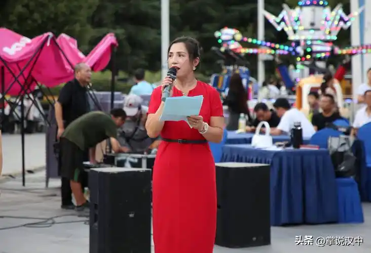 体育文化协会城西舞蹈团团长杨梅致辞汉中市体育文化协会三步踩总教练