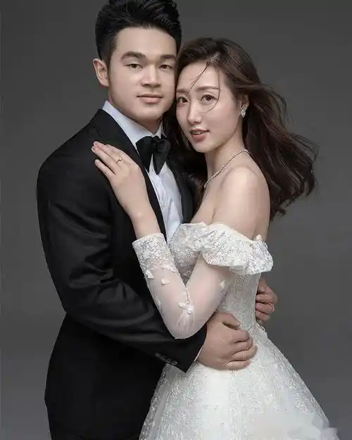 奥运冠军作弊石智勇晒婚纱照矮妻子7公分反倒高出半个头