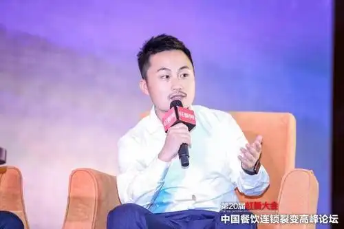 老乡鸡执行董事束小龙