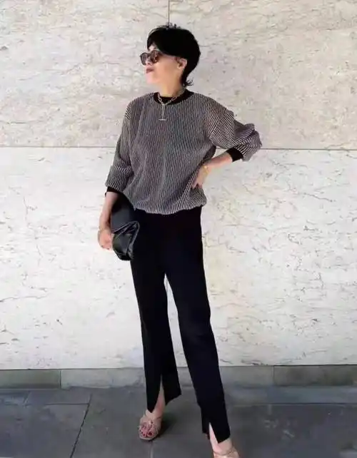 60岁的女人,别穿得太老套,学这位奶奶的穿搭,减龄又高级