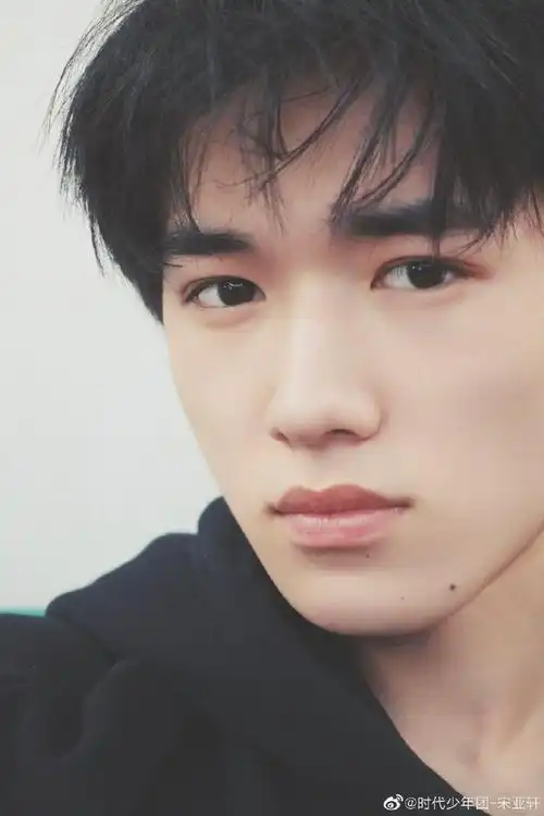 宋亚轩怼脸九宫格随拍##宋亚轩晒发型逐渐失控随拍