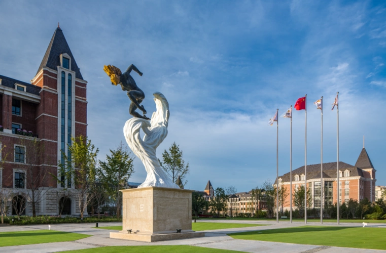 盛夏的阳光将北京阳光金融城照耀得更加活力迷人,在大门旁主塔最显眼