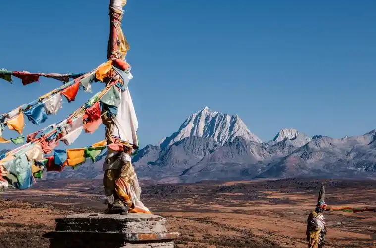 在鱼子西曲莫贡欣赏海拔5820米的雅拉雪山