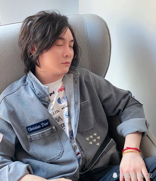 看到毕业照片后,网友直呼:整容了?