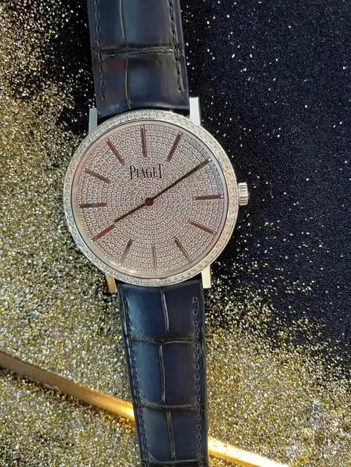 极致纤薄配以满天星美钻都彰显出伯爵在珠宝和腕表领域的超凡艺.