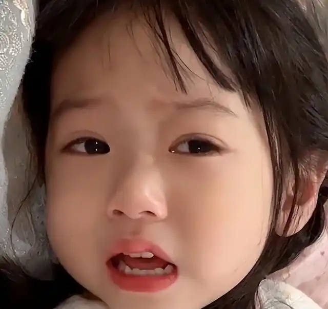 前几天,福建福州一小女孩坐在沙发上面嘤嘤地哭着,很可怜的样子,许多