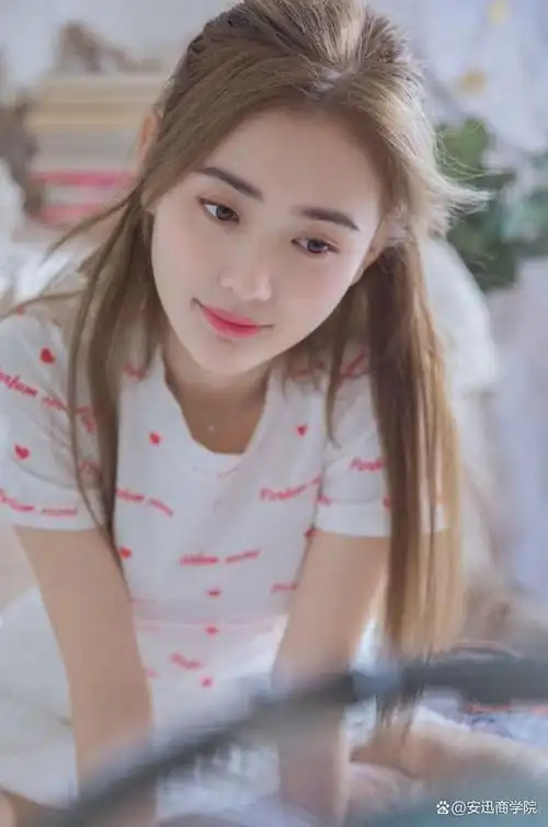 高岭之神降临凡间,原来他被我随便踹了一脚