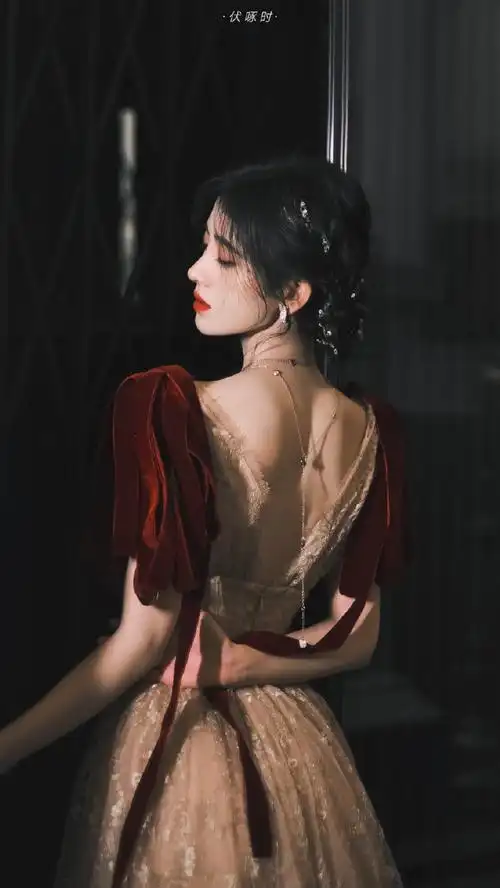 鞠婧祎红丝绒肩带礼裙