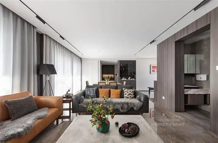 客厅自然素雅,没有复杂的造型也没有吊顶设计,线性轨道灯的装点,简洁