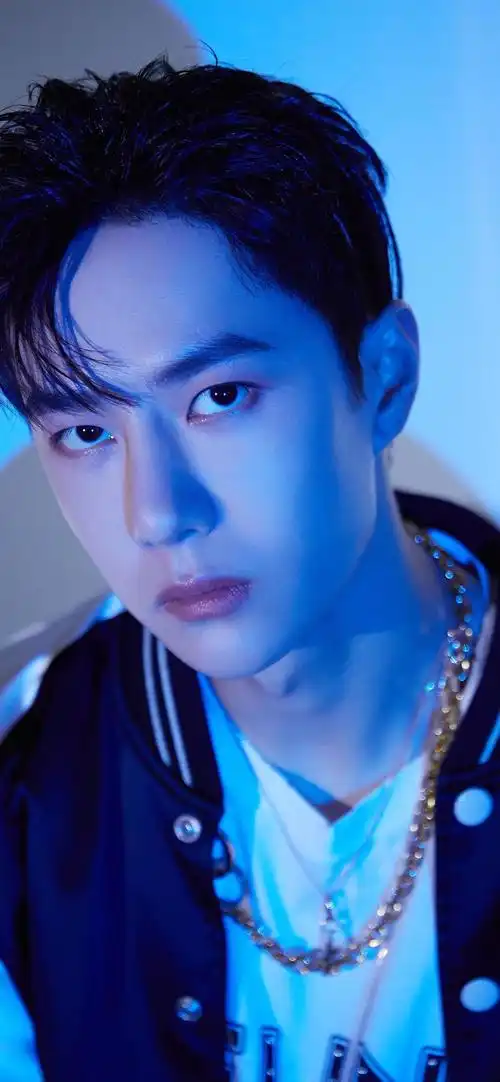 王一博蓝色昏暗灯光摄影个性蓝发造型手机壁纸套图1