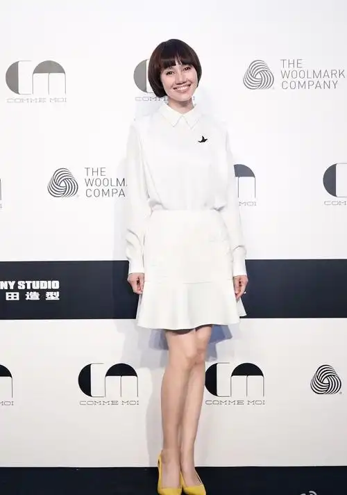 一身休闲装扮袁泉清新自然淡雅如20岁少女