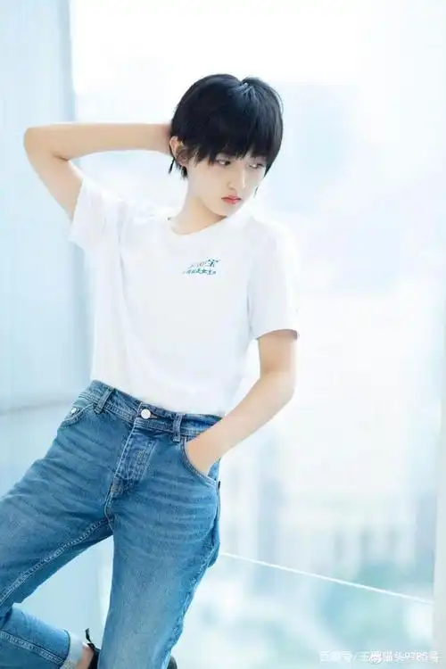 张子枫短发造型出席活动,感觉奶嘟嘟的很可爱,搭配白t自然随性