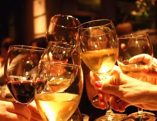 每逢喝酒必有碰杯来看看各国干杯的文化