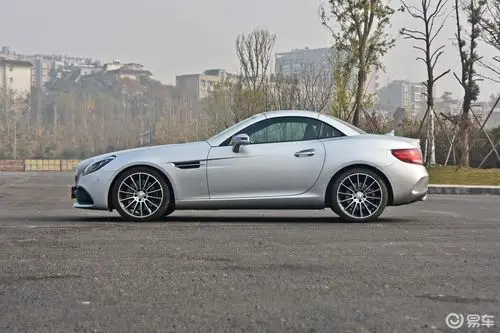 【奔驰slc级2018款slc 300 豪华运动版侧前45度车头向右水平汽车图片