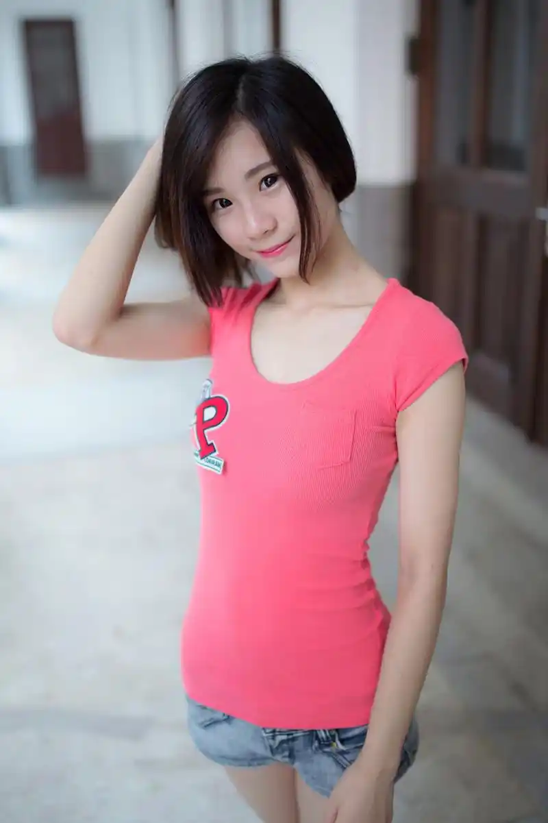 一个清甜可爱的秀发飘逸文静女孩