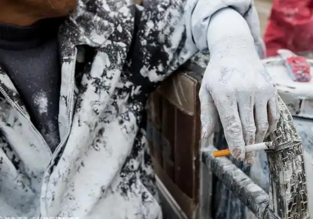 60岁的粉刷匠农民工日赚仅70让人心酸