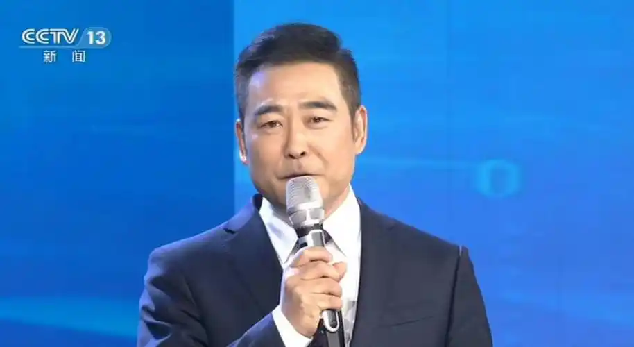 当然也是因为主持机会的帮助,让季小军能够以英语播报员的身份参与到