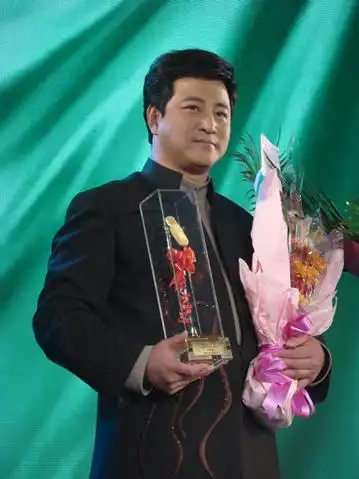 农民主持人毕铭鑫捧得"金话筒奖"(图)