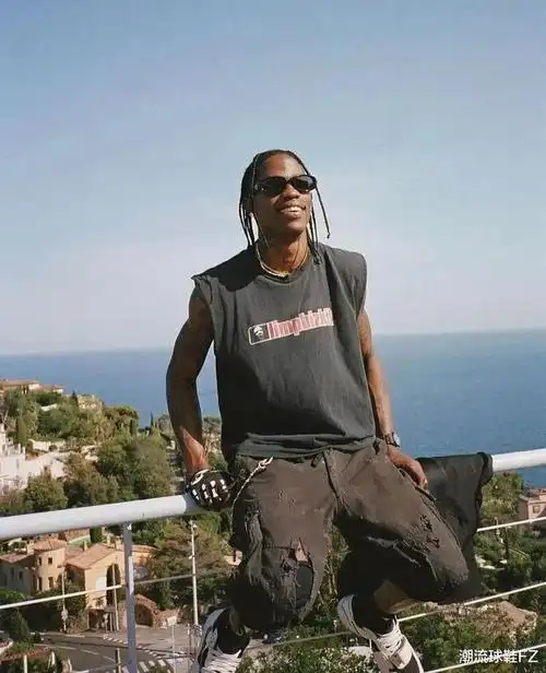 travisscott真的很爱这双新倒钩近期上脚次数最多的就是它