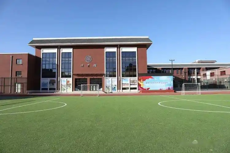 清华附中上地学校自2012年由清华附中承办以来,秉承清华附中"德成于行