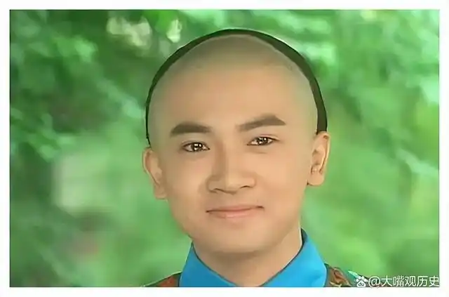 上世纪90年代末,一部横空出世的《还珠格格》捕获了大批观众的心,里面