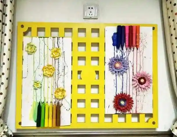 小的幼儿玩橡皮泥技能较单一,教师可创设有趣易于体验成功的环境例如