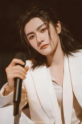 薛八一新风格帅惨了