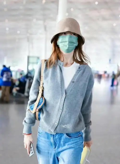 金晨今日份穿搭灰色开衫搭配牛仔裤休闲又时尚