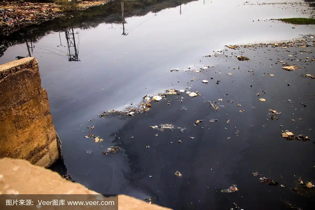 被污染的河水的图像