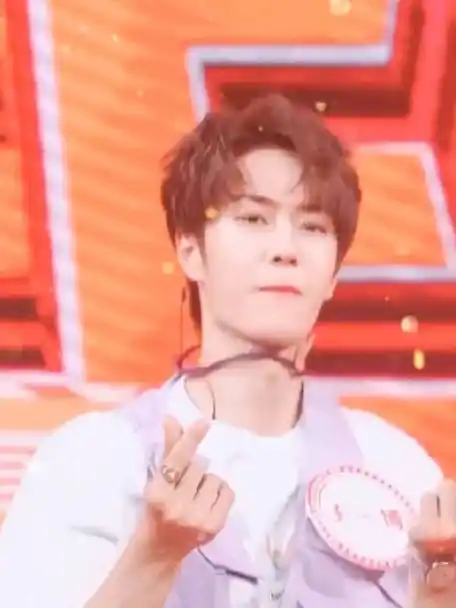 哈哈哈 王天天蹦蹦跳跳比心 又帅又可爱  @uniq-王一博lyx85-允贤