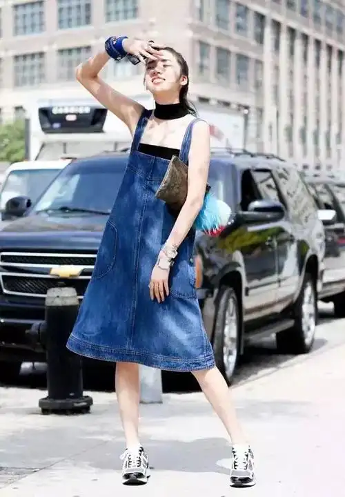 牛仔背带裙搭配运动鞋,舒适的穿搭让你"重返十八岁"