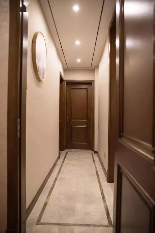 走廊铺地砖加圈波打线小空间也有层次感