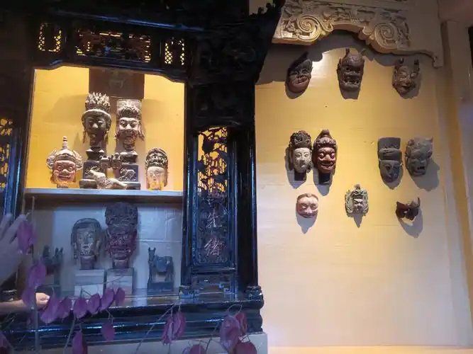 和收藏体系,包括固定在建筑之#上的木雕及石雕等不可移动藏品近3000件