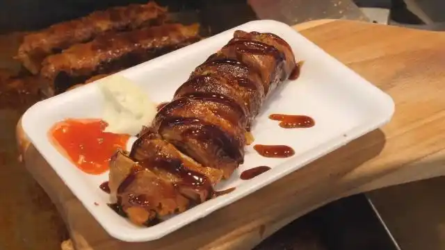 卷着奶酪的铁板培根烤肉卷