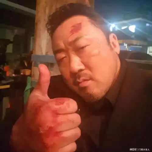 马东锡居然爱自拍?拿去当头像,给,快点换!