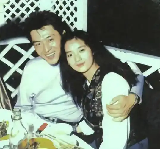 她拒绝刘德华求婚嫁给普通老公后隐退11年今56岁后悔了吗