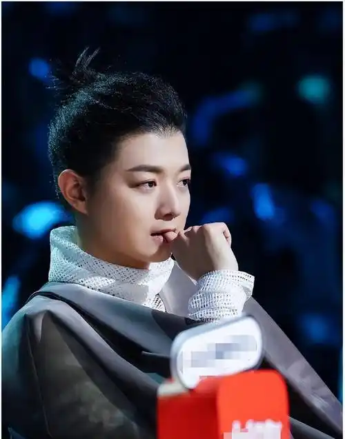 霍尊,一场情感纠纷毁掉前程,究竟该怪谁?_陈露_春晚_首歌