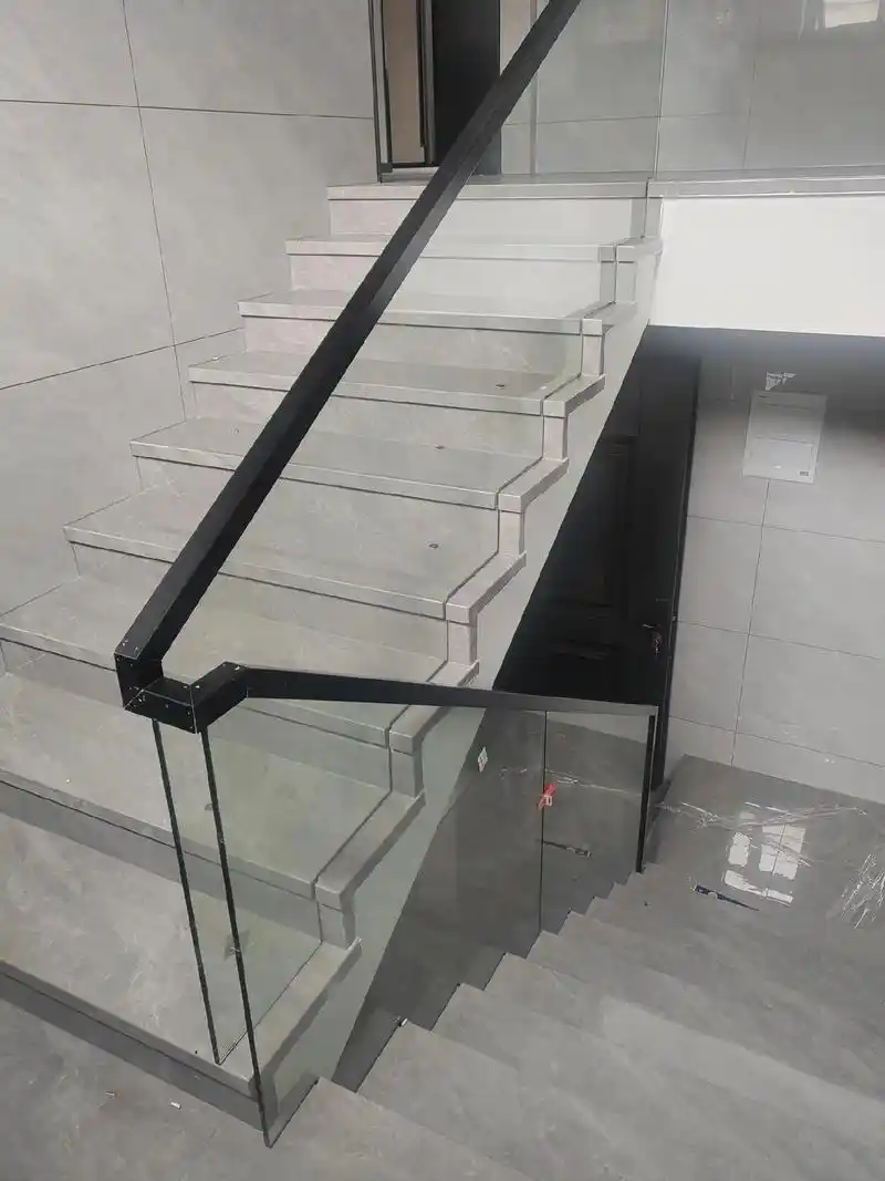 网红玻璃楼梯扶手#楼梯设计 #楼梯装修效果图 @抖音小助手 - 抖音