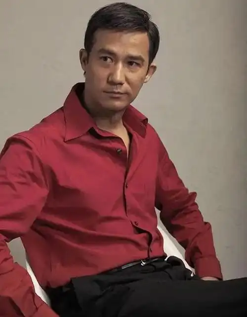 电影《英雄本色》中,他扮演了一个狠毒且阴险的恶棍角色,名叫"大哥成"