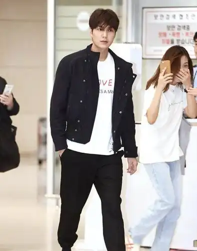 李敏镐新剧上映帅出圈,"内长外短"超有范,机场硬照颜值抗打